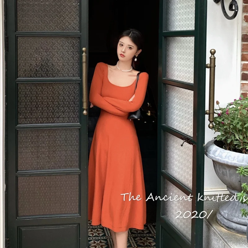 

Женское трикотажное платье с квадратным вырезом и длинным рукавом