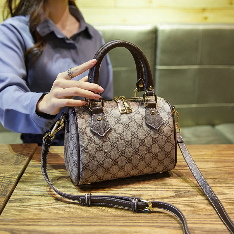 Женские сумки Boston кожаные мессенджеры с кисточками и пуговицами дизайнерские