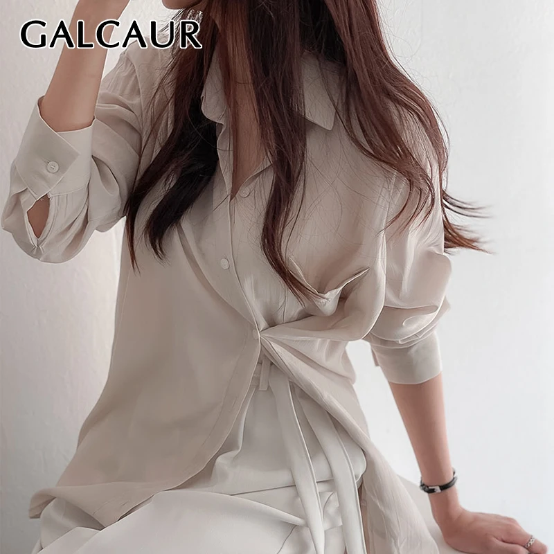 

Прямая Однотонная рубашка GALCAUR для женщин, свободная Повседневная Блузка с отложным воротником и длинным рукавом, на пуговицах, женская мод...