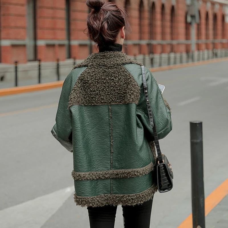 

Женская модная новая зимняя теплая кожаная куртка, новинка 2021, плюшевая кожаная куртка, свободная локомотивная куртка-бомбер из искусствен...