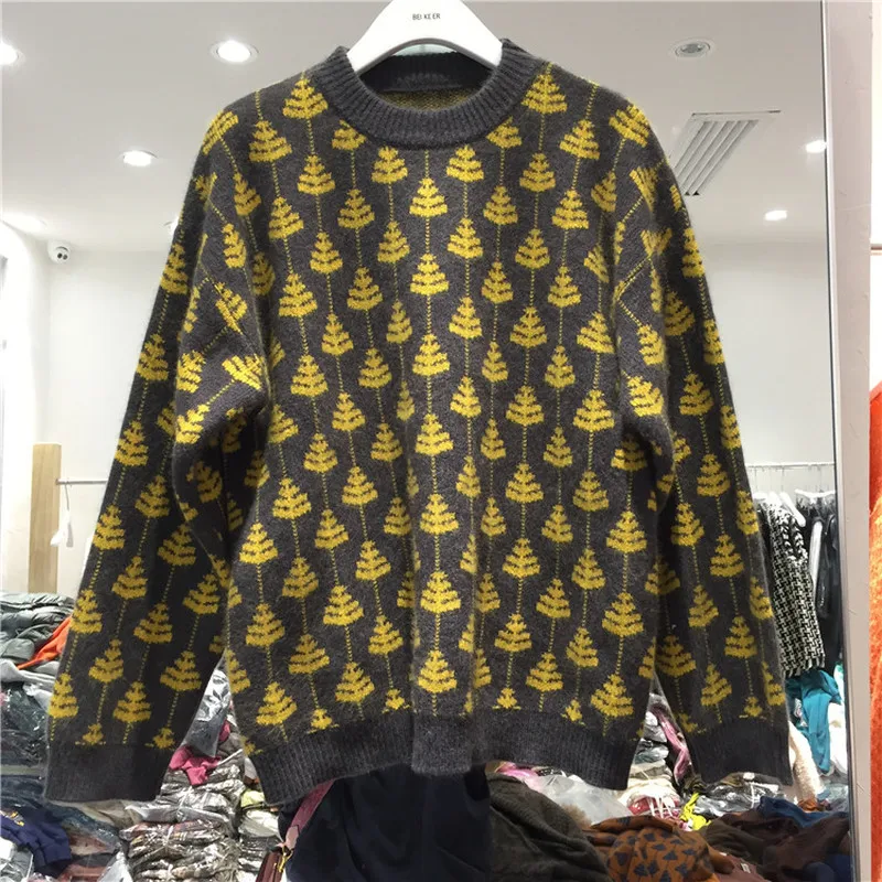 Женский вязаный пуловер с рисунком гусиные лапки