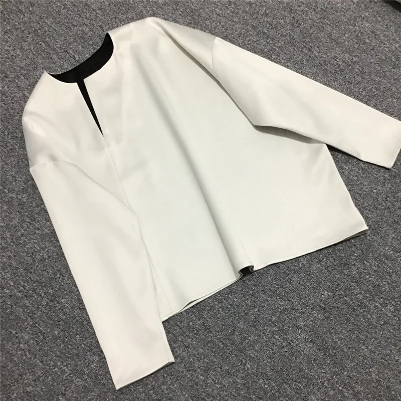 Глянцевый текстурированный Асимметричный топ с воротником кремовая рубашка |