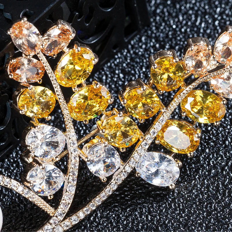 

Fashion Crystal Jewelry The Leaves Brooch Pins For Women Desinger Yellow Pins Copper Gold Plated Pearl Clothing Accessories