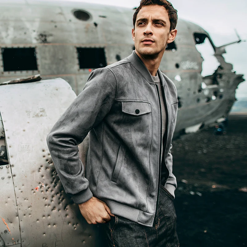 Мужская замшевая куртка серого цвета с карманами на молнии Модная приталенная