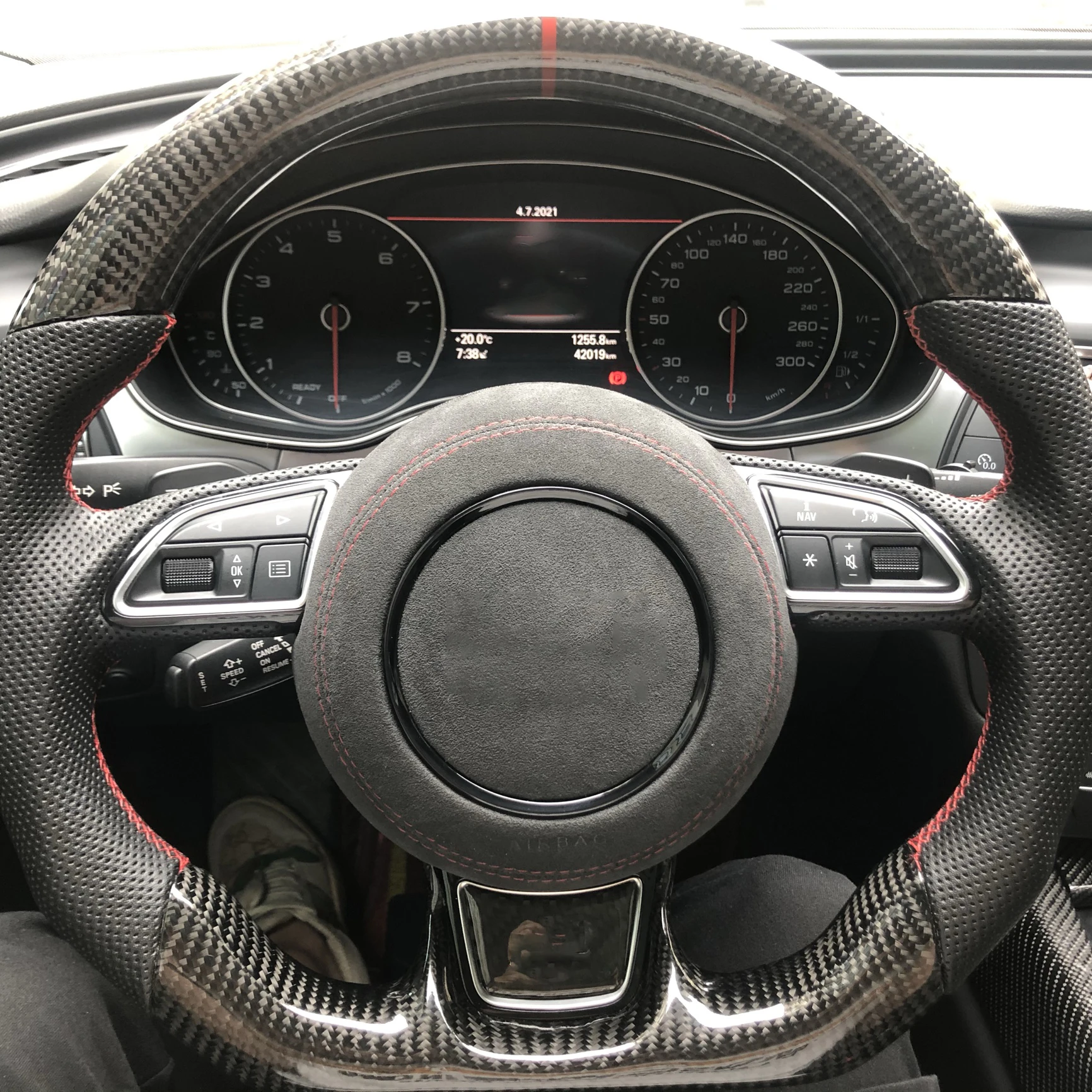 Скидка Рулевое колесо из углеродного волокна для Audi 13-16 A3 A4 A5 11-18 A7, крышка кнопки рулевого колеса с эмблемой/алькантарой