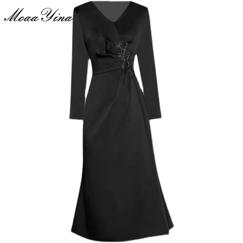 

Платье женское осеннее черное с V-образным вырезом и вышивкой бисером