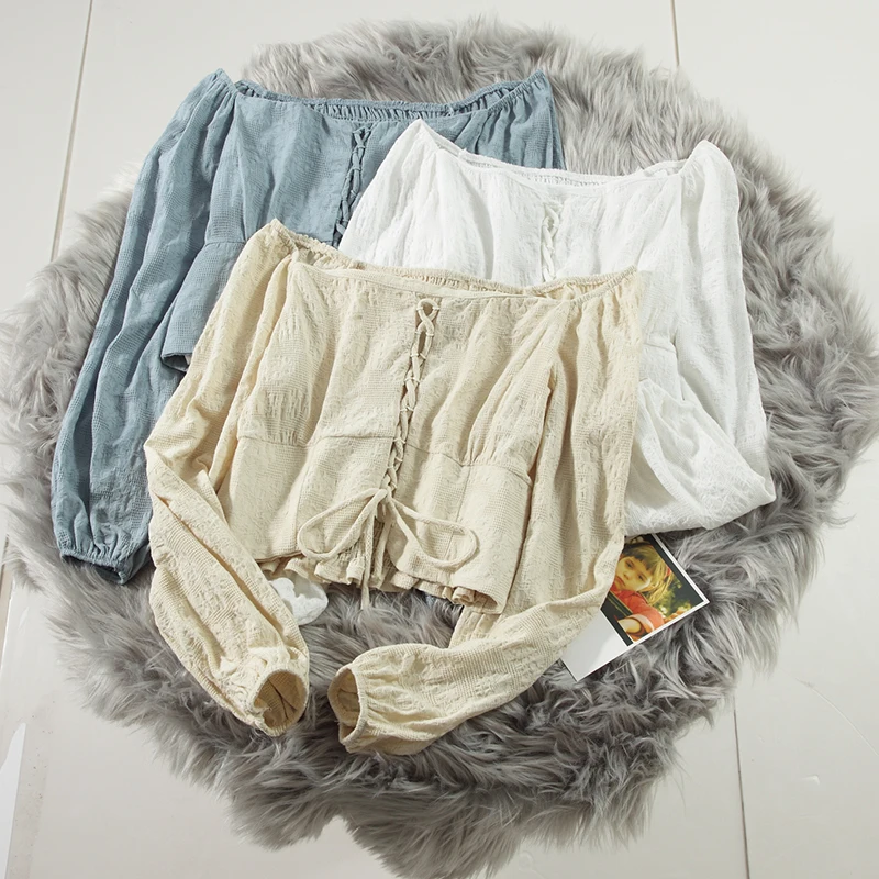 

Маленький короткий кружевной топ на шнуровке с открытыми плечами женская новая стройнящая рубашка с пышными рукавами на талии