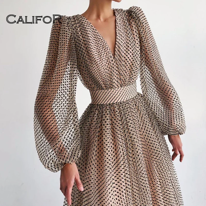 

Женское платье в горошек с длинным рукавом-пузырьком и высокой талией