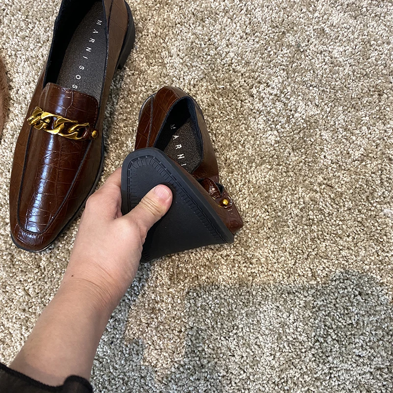 Женские туфли-оксфорды на низком каблуке из лакированной кожи аллигатора с