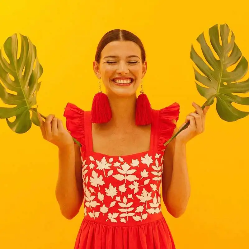 Платье Бохо длинное с вышивкой на бретельках без рукавов средней длины летнее