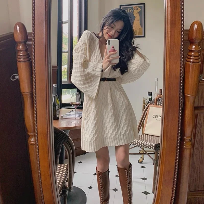 

Женское трикотажное платье-свитер средней длины, с V-образным вырезом