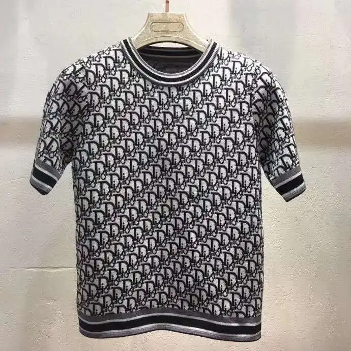 

High quality ice silk round neck T-shirt with jacquard all over the body