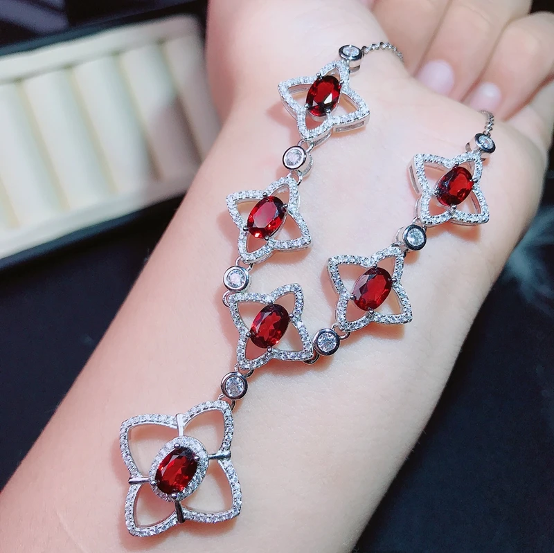 The same brand is designed for the 925 Silver Garnet Necklace. The customers are interested in the technology.