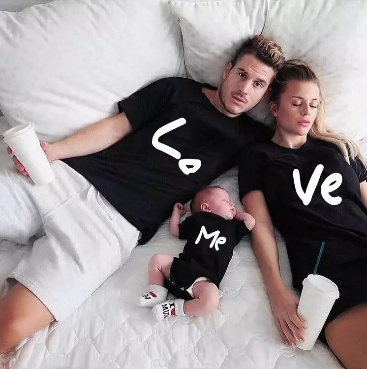 Одинаковая одежда для всей семьи с забавным принтом Love Me Одежда мамы папы дочки