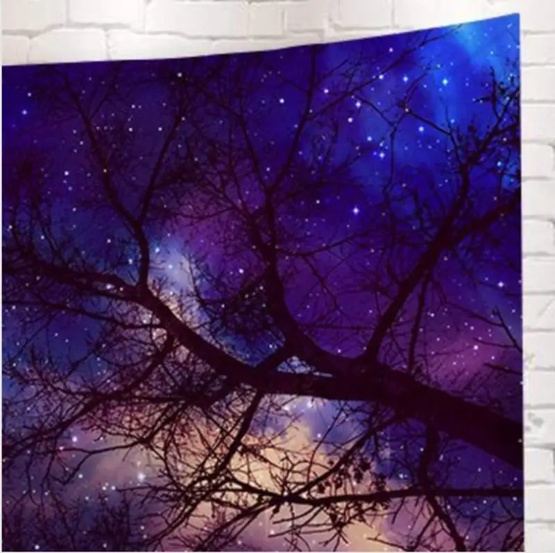 Декоративный гобелен с рисунком морской Луны на фоне стены из химического