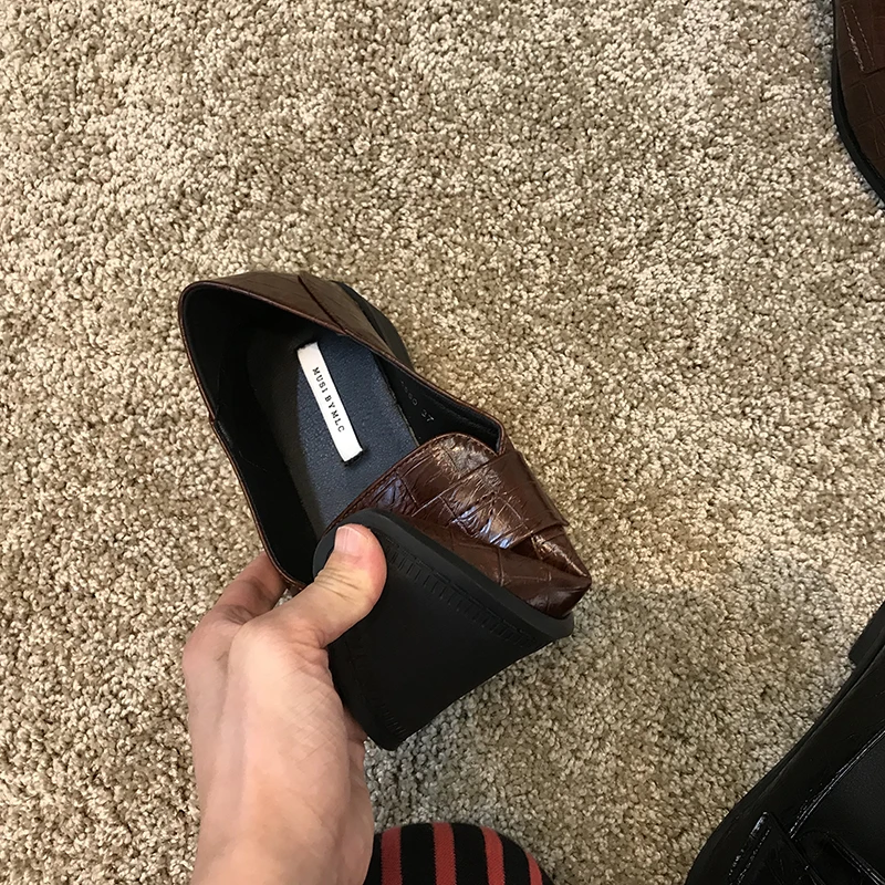 Женские туфли оксфорды с крокодиловым узором классические кожаные на плоской