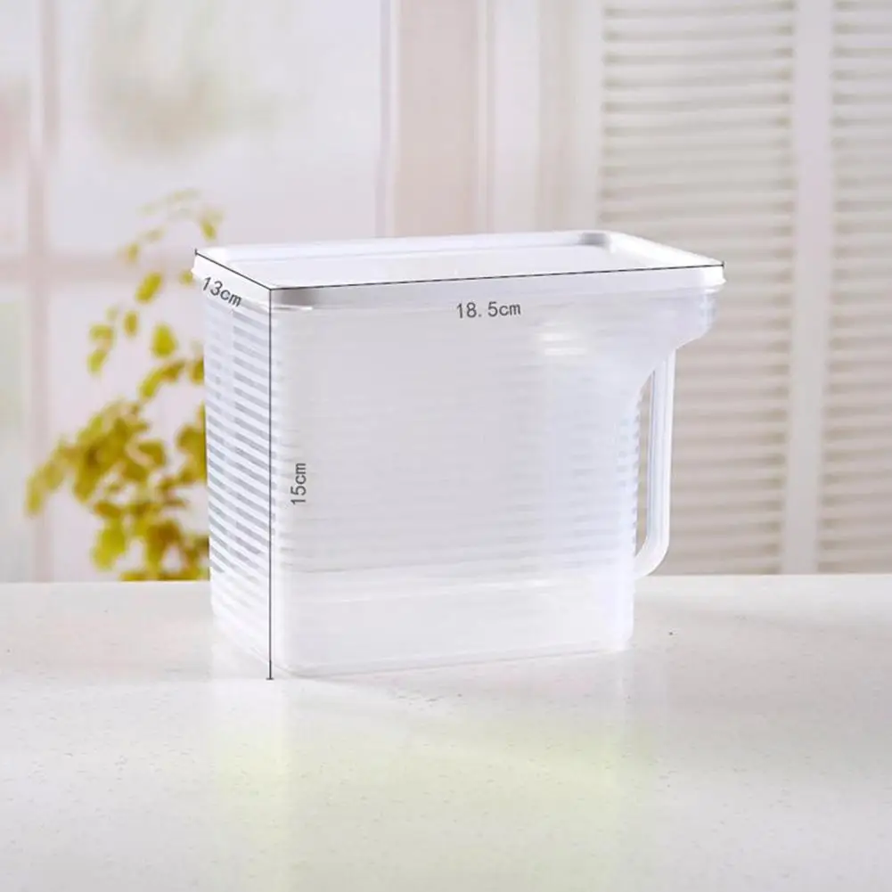 Домашний пластиковый ящик для хранения может быть наложен на холодильник с