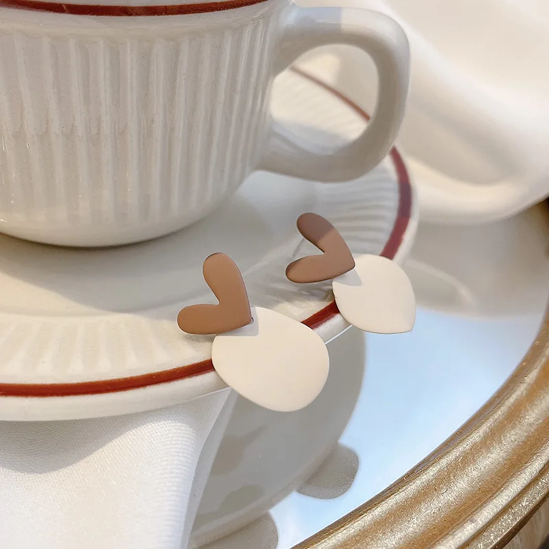 

Coffee Color Love Circle Earrings South Korean Temperament Lovely Girl Earrings Contracted Web Celebrity Niche Design