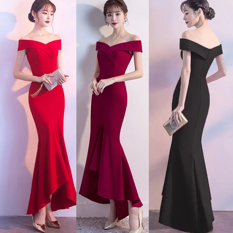 Женское платье с открытыми плечами вырезом лодочкой черное атласное длинное