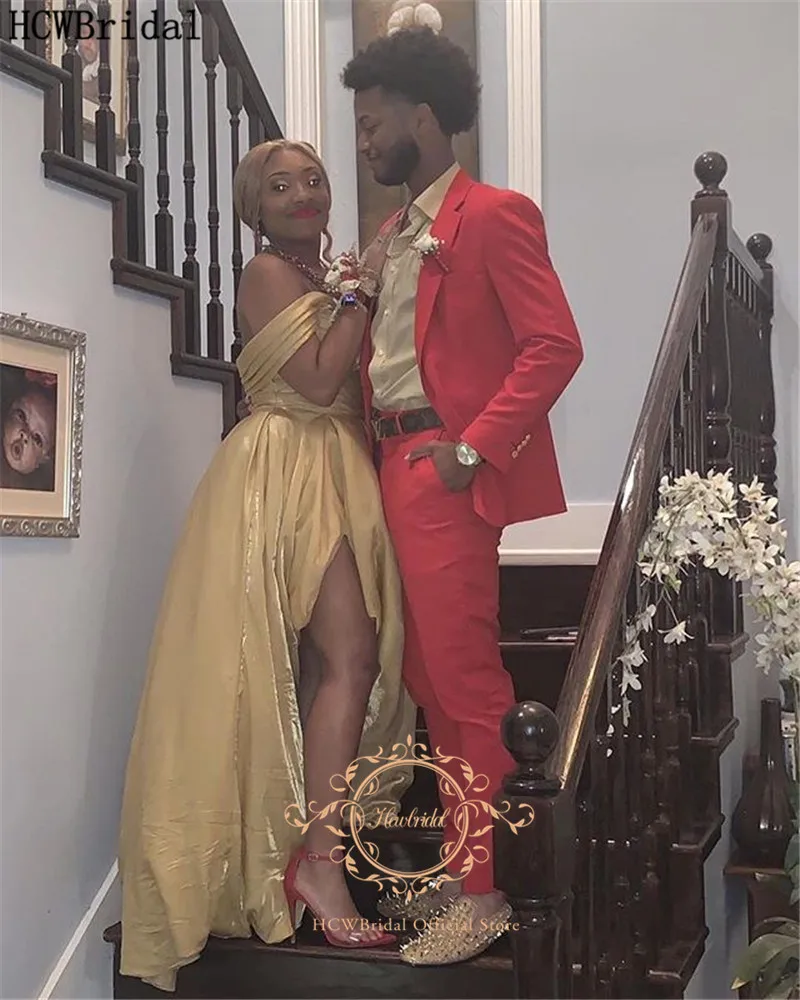 Атласное длинное платье цвета шампанского с открытыми плечами и Боковым