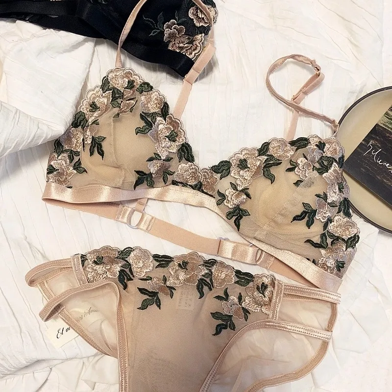 

Бюстгальтер с чашками пуш-ап и трусики с вышивкой