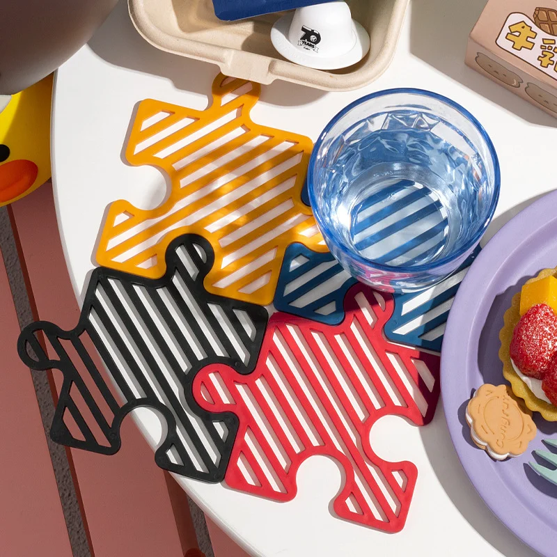 

1PCS Rubber Tripod Pad Thermal Insulation Anti-skid Hollow Jigsaw Puzzle Hot Pad Beverage Pad Home Kitchen Tableware Placemat