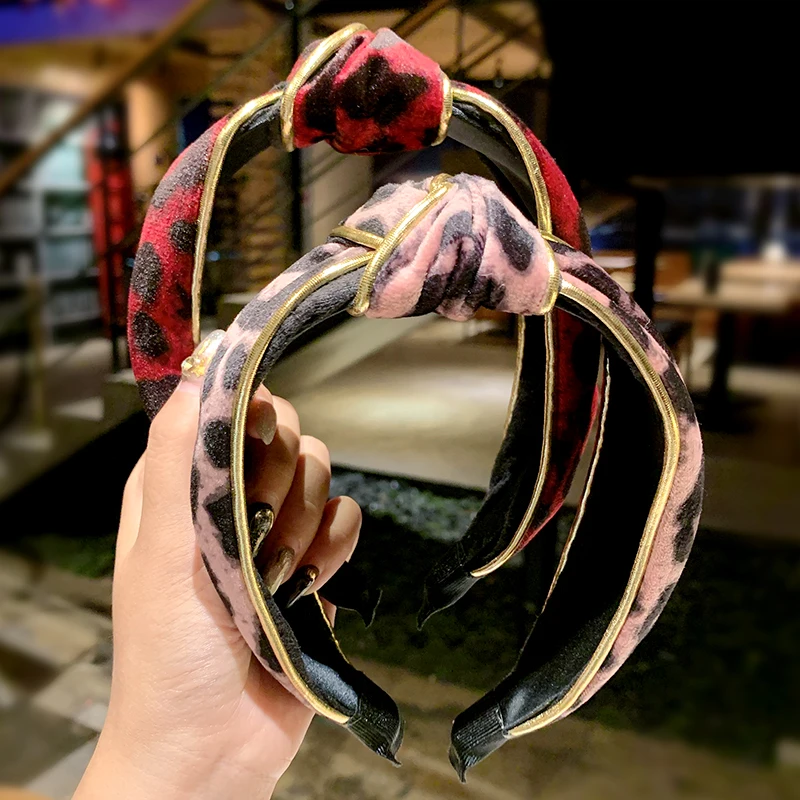 Женская элегантная леопардовая повязка на голову с золотыми линиями и узлом