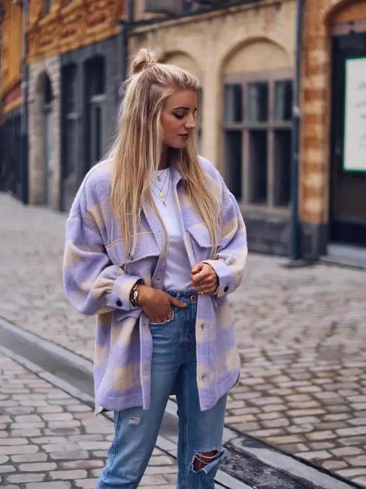 Женская шерстяная рубашка в клетку с карманами и отложным воротником |