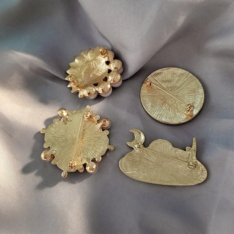

Night sky round brooch Round sunflower brooch Hollow Pearl Brooch Geometric vintage pearl brooch Backpack Badge Castle brooch