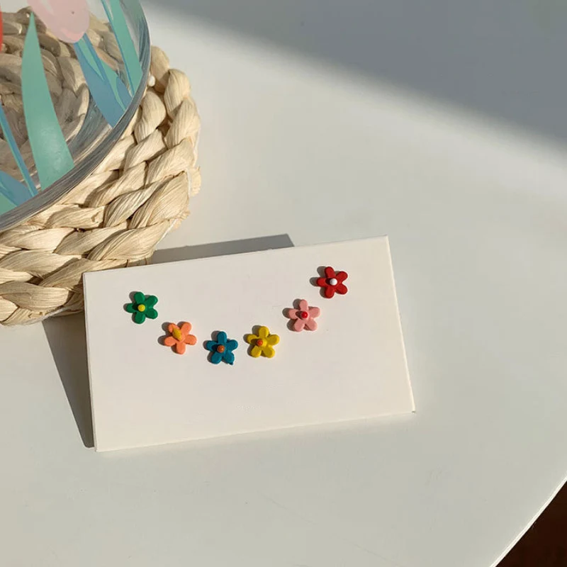 

New Trend Summer Fresh Color Small Daisy Flower Women's Earrings Simple and Small Jewelry Earrings Wholesale