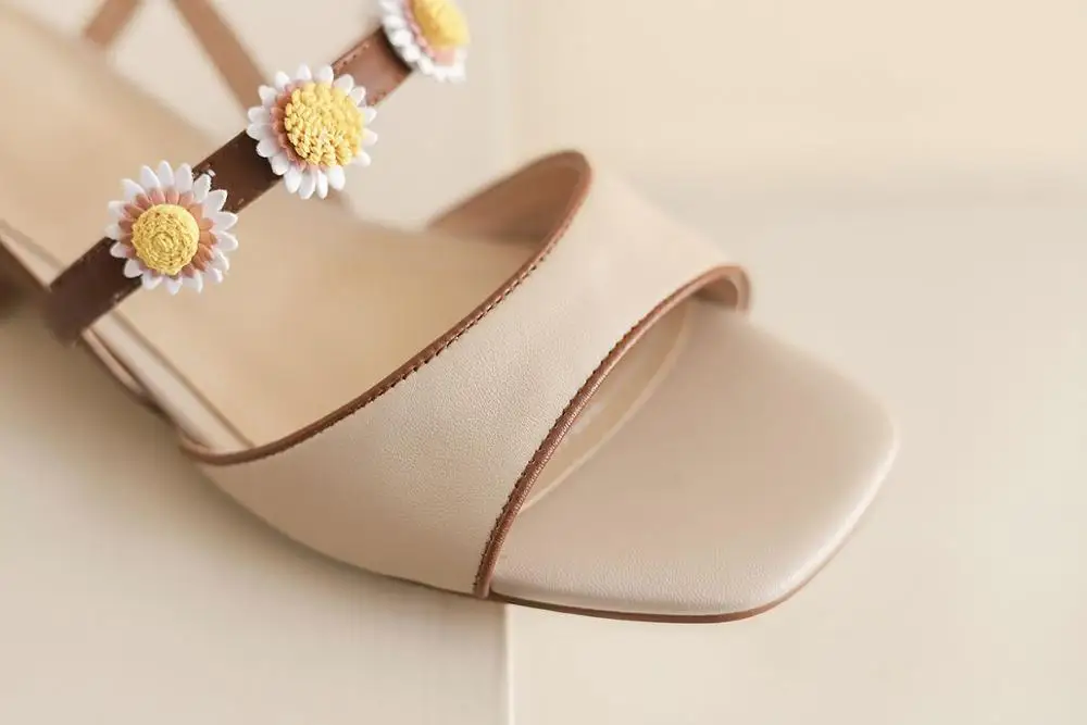 Сандалии Lenkisen из натуральной кожи с цветочной аппликацией и квадратным носком