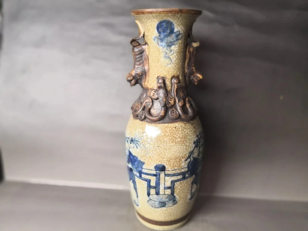 

Chinese Porcelain Blue And White Cracked Glaze Binaural Vase