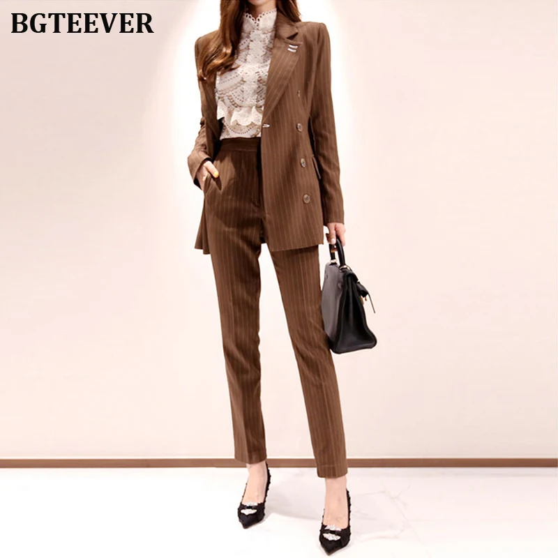 Женский двубортный костюм Mozuleva с брюками в полоску приталенный блейзером