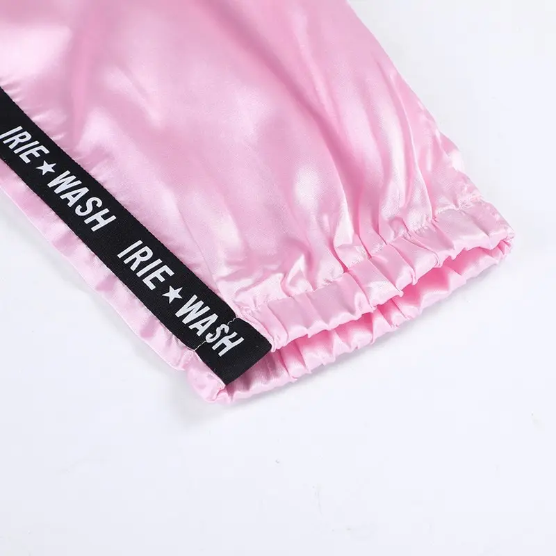 Брюки женские атласные с большими карманами блестящие спортивные штаны лентой