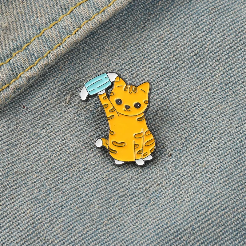Креативная мультяшная маленькая Желтая кошка с поднятием руки в форме маски, брошь из сплава, личные аксессуары для рюкзака с дикими животными