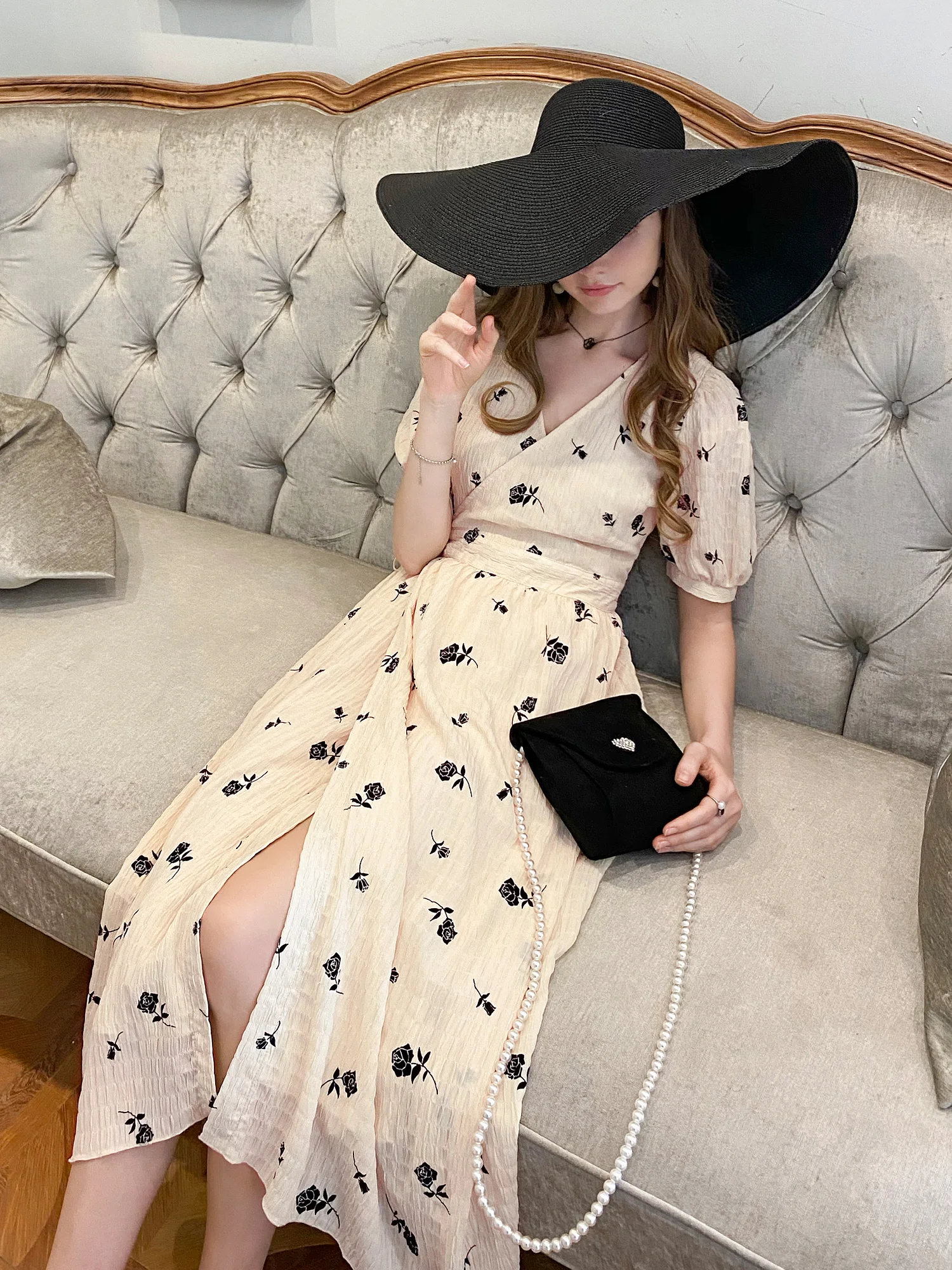 Летнее винтажное элегантное тонкое сексуальное платье миди с разрезом спереди