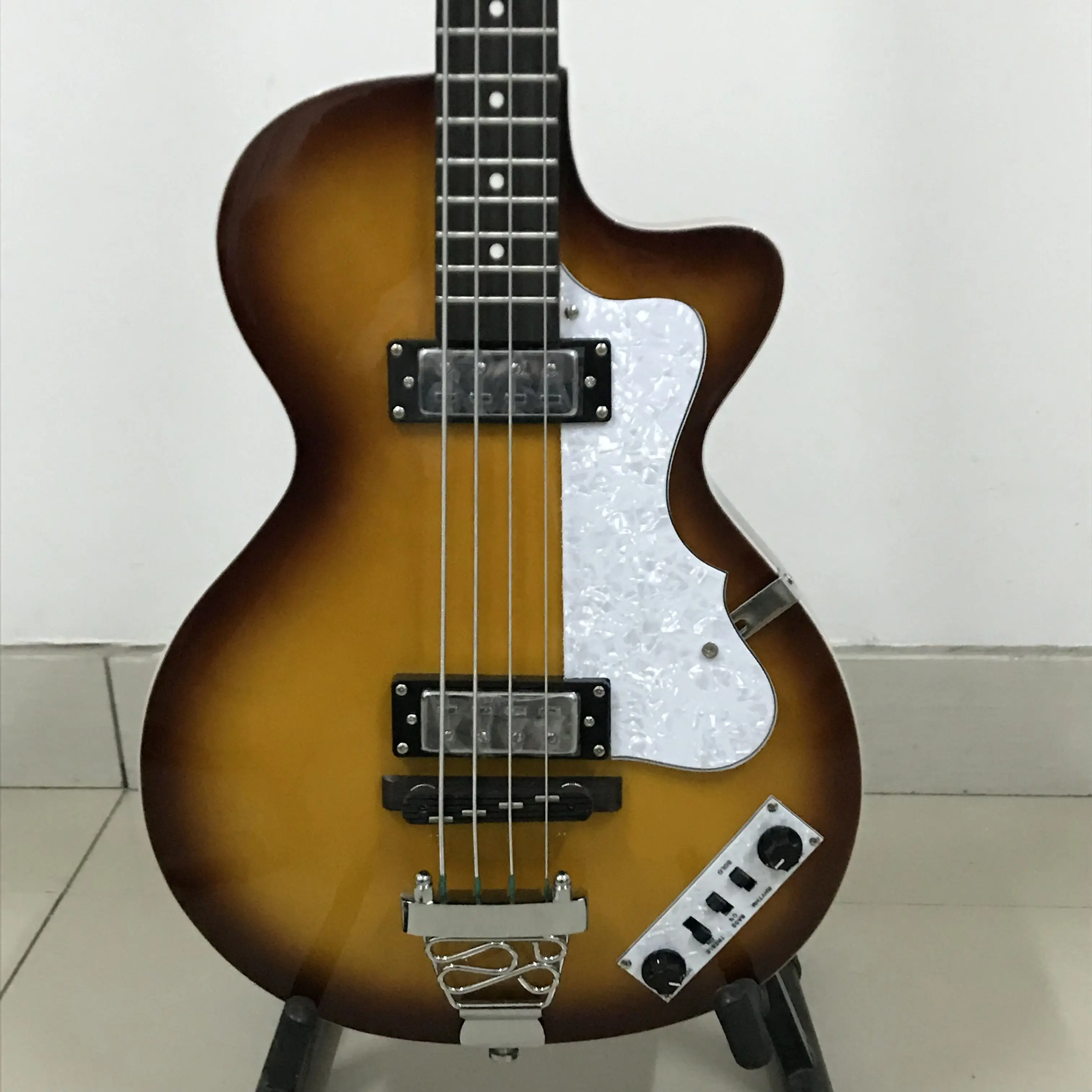 Клубный бас Hofner серии Hi-CB полностью пустотелый корпус 2 штекера Винтажный стиль