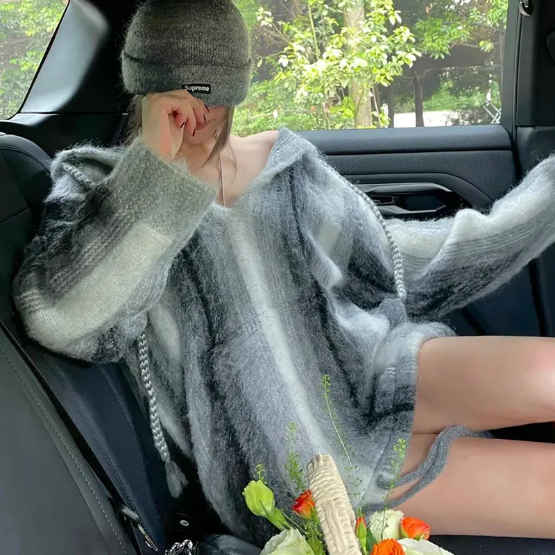 

@YYDS New Autumn Loose Thin Contrast Color Advanced Design Sense Knitted Sweater Women's Fashion Trend V-neck Top