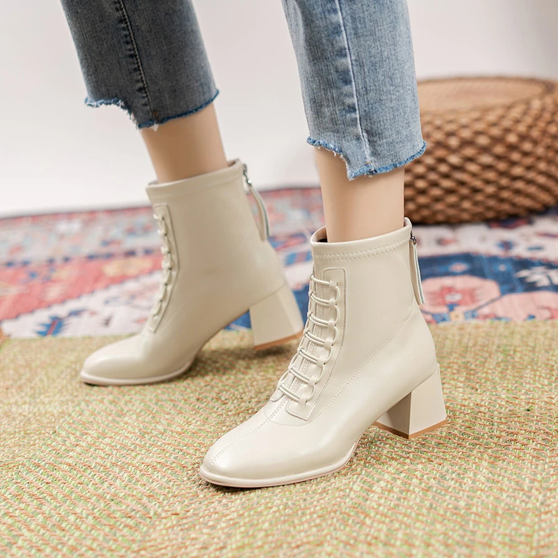 Женские ботинки на молнии черные резиновые до щиколотки высоком каблуке