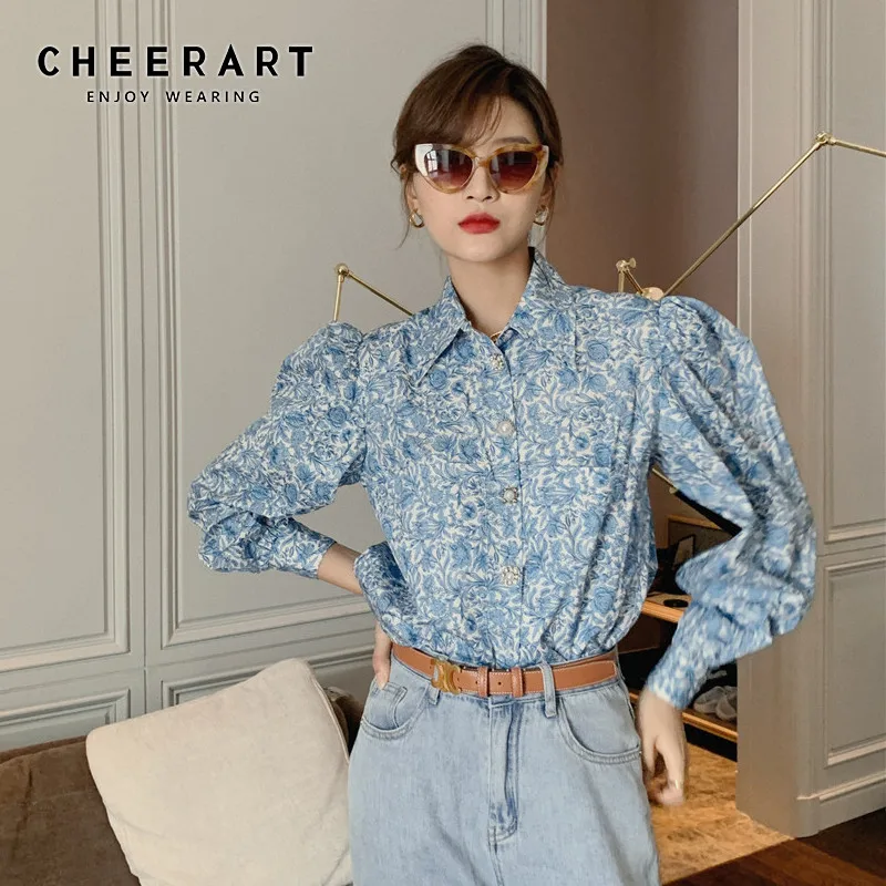 Женская блузка на пуговицах CHEERART голубая с винтажный буф рукавом и цветочным