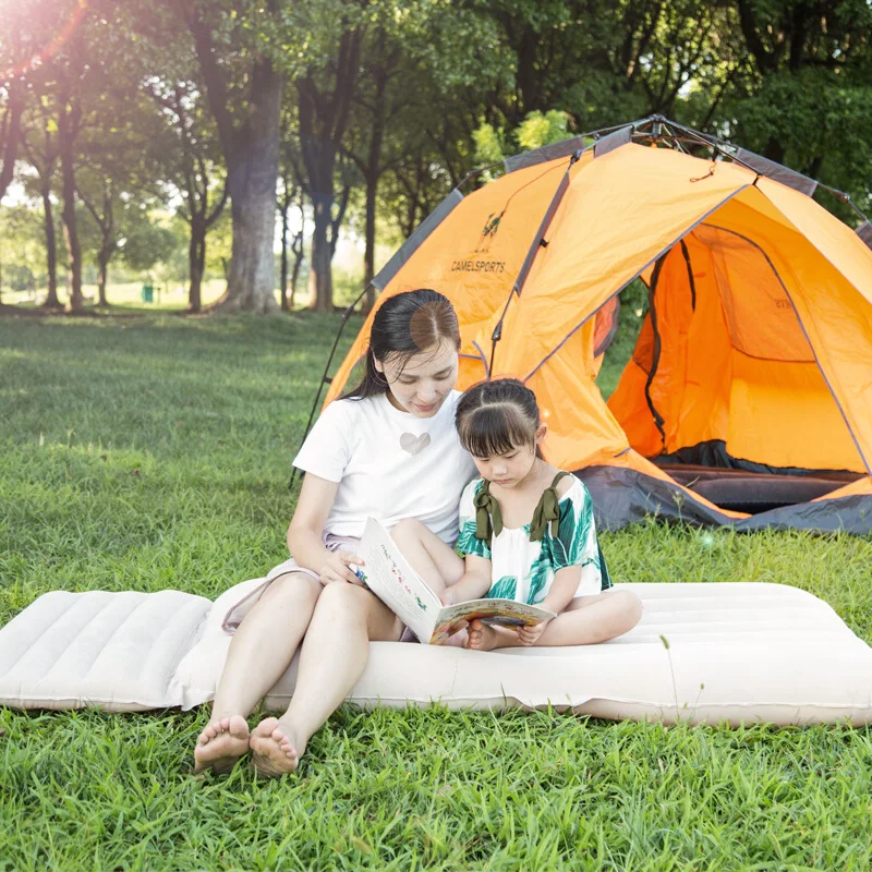Надувной воздушный матрас для автомобиля с насосом на заднем сиденье