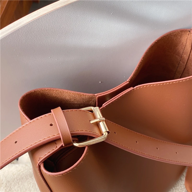 

Casual Solid Wide Strap Bucket Shoulder Bags For Women Large Capacity A4 Work Bags High Quality Soft PU Leather Crossbody Bags