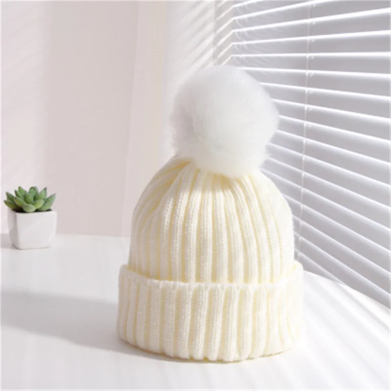 

Детская шапка с милым помпоном, цветная яркая эластичная Шапка-бини с помпоном для маленьких девочек и мальчиков, сезон осень-зима, однотонн...