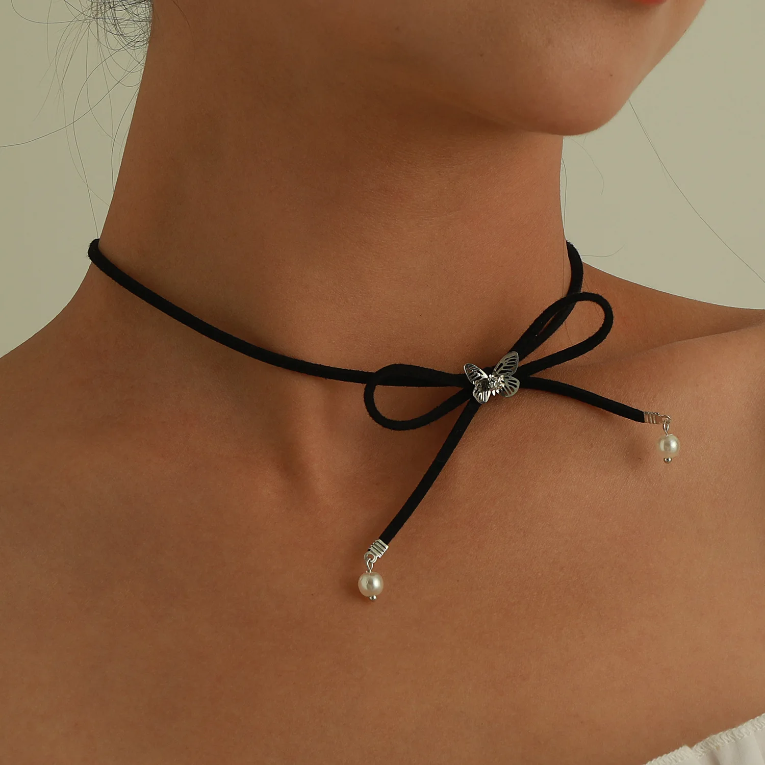 

Leather Rope Butterfly Pearl Necklace Fashion Nightclub Bowknot female neck chain ​Exaggerated Pearl Diamond Necklace