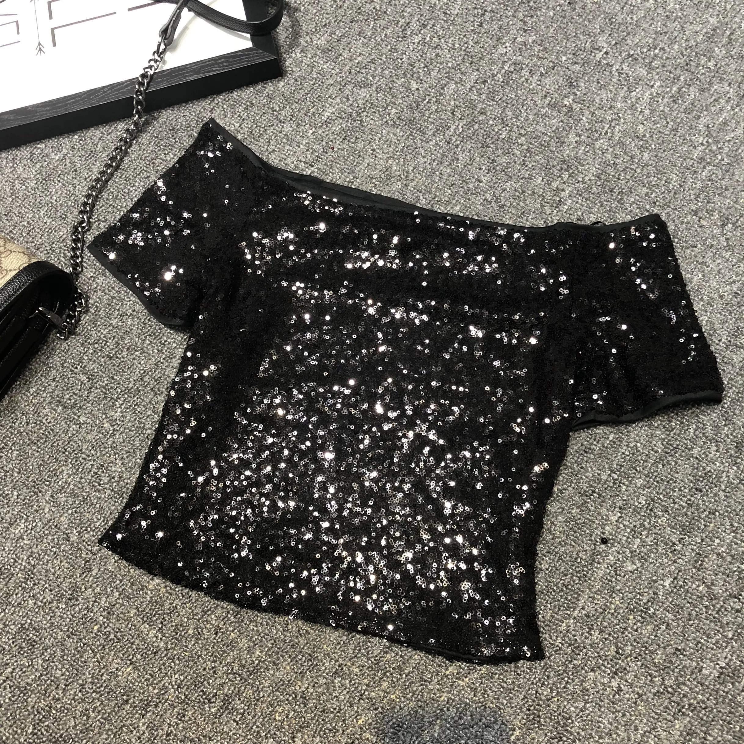 Женский топ с блестками короткий открытыми плечами и коротким рукавом 2019 |