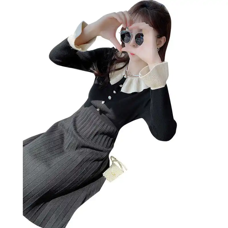 

Black knitted dress with baby collar stitching