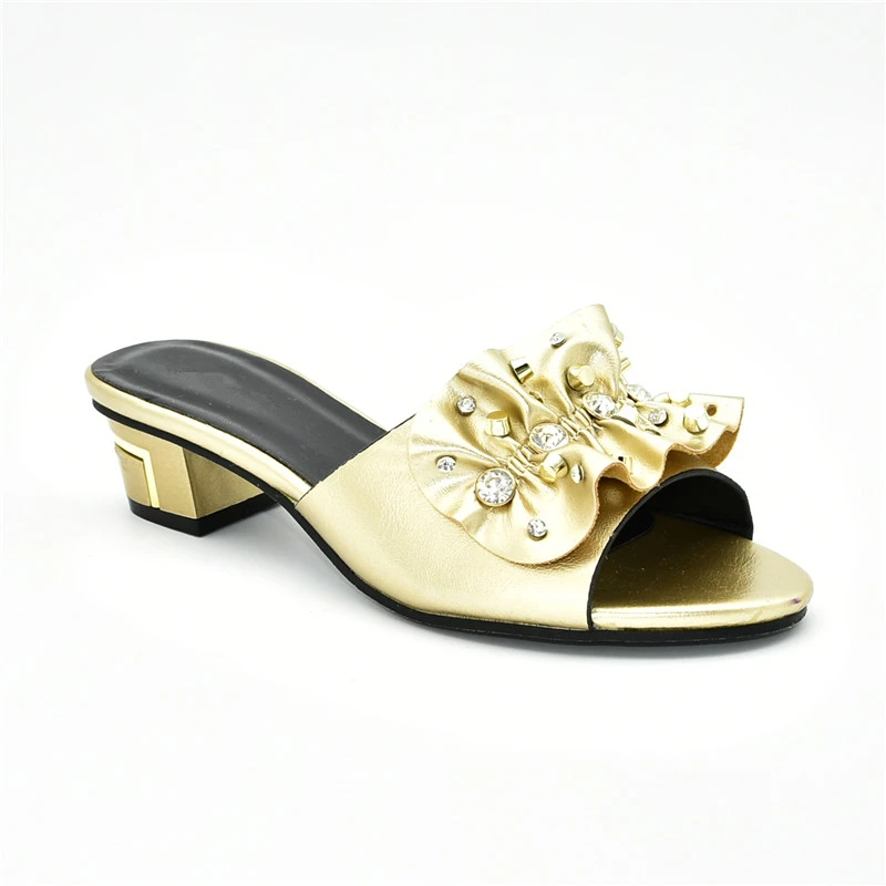 Новейшая модная весенняя обувь Женские туфли на платформе без застежки низком