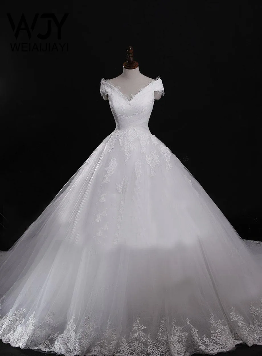 Настоящее изображение белое кружевное простое свадебное платье с v-образным