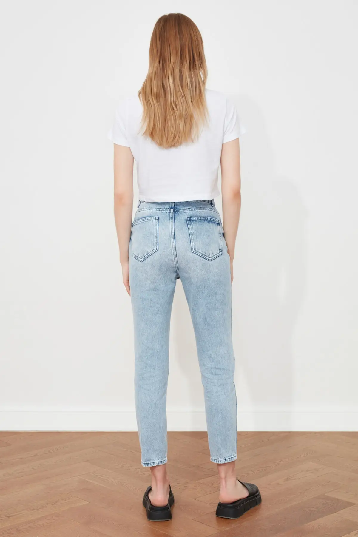 

Trendyol Ripped Detailed High Bel Mom Jeans TWOSS21JE0540