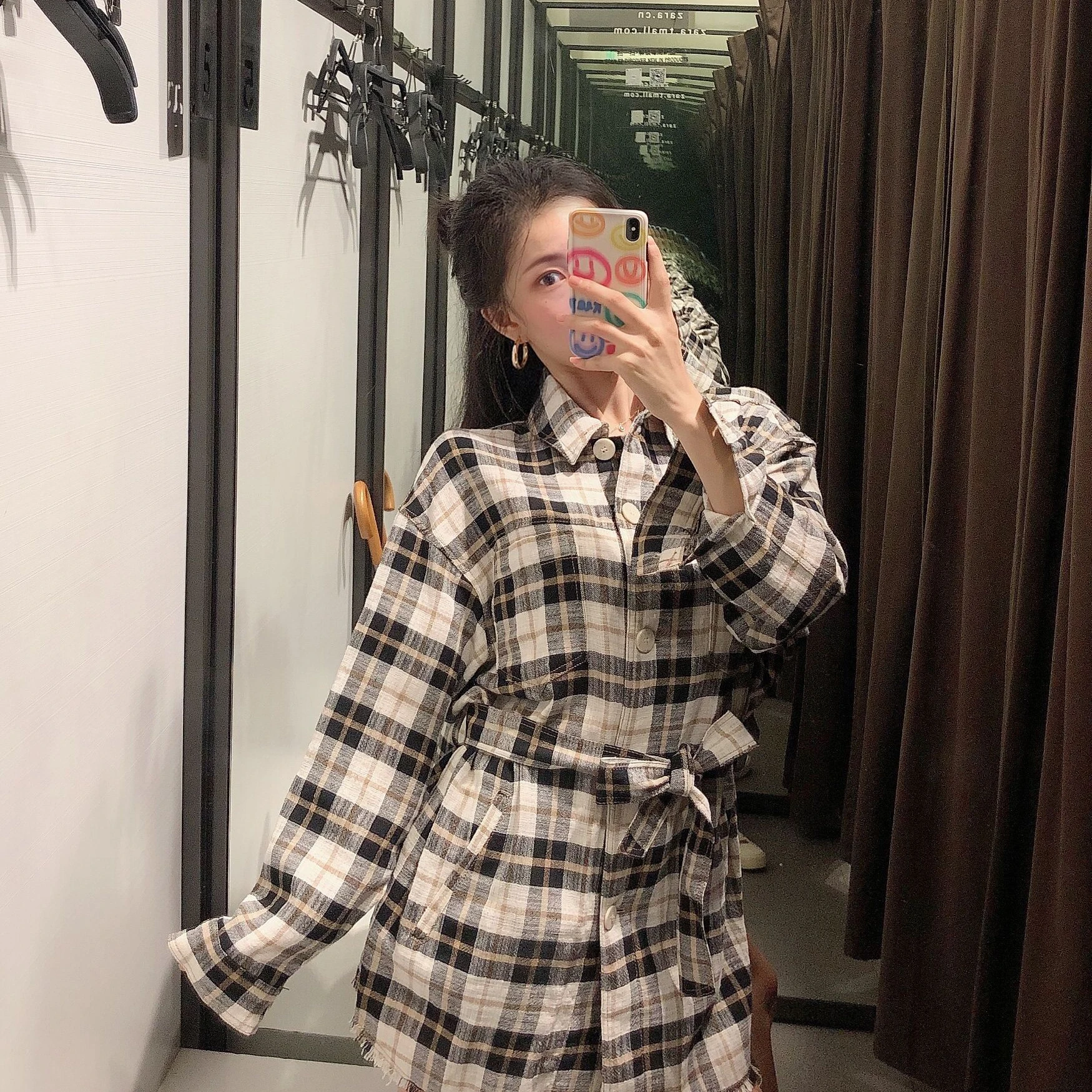 Модная приталенная куртка с отворотами пальто черно белая клетчатая свободная